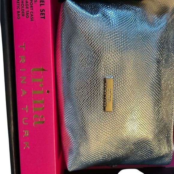 Trina Turk silver travel bundle .NWT and box - Picture 5 of 7
